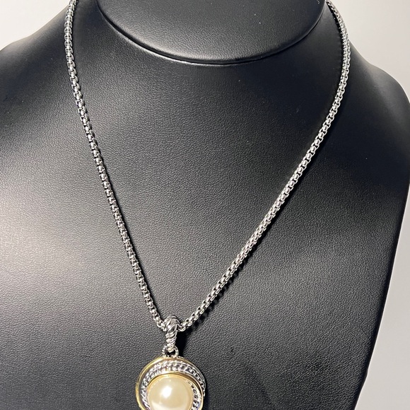 Two Tone Pearl Necklace - Picture 2 of 3